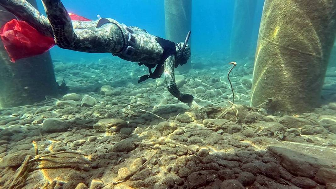 Bunu balıklar yıkansın diye mi denize attın! Deniz dibi temizliğinde 'Pes' dedirten görüntüler... 3